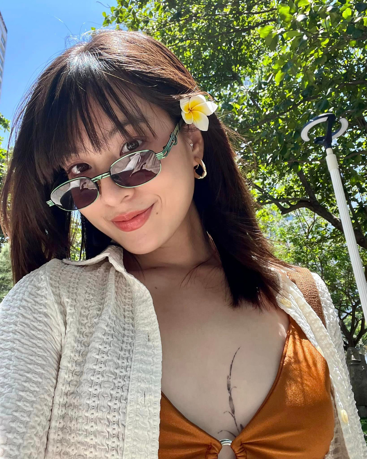 Mặc đồ bơi, Nguyễn Lâm Thảo Tâm để lộ hình xăm hoa lá xung quanh vòng một. Chi tiết “đắt giá” này giúp cô nàng hoàn toàn ghi điểm.