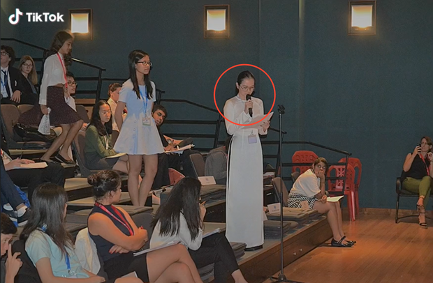 Theo thông tin được chia sẻ, những hình ảnh này được chụp thời Hải Tú còn học cấp 3.