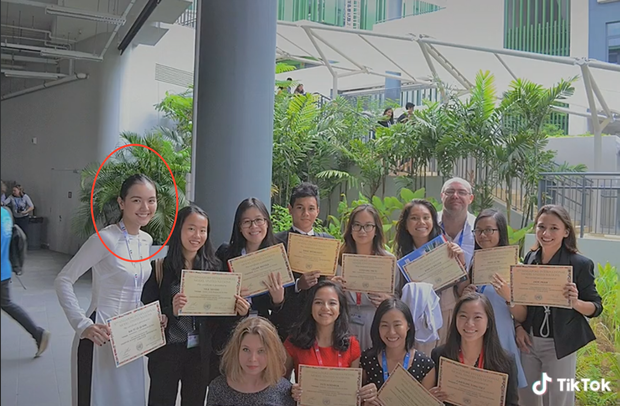 Bên cạnh nhan sắc được bảo chứng, netizen còn vô cùng chú ý đến tấm bằng khen chiếm spotlight ở một tấm ảnh của Hải Tú.