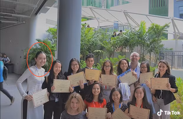 Bên cạnh nhan sắc được bảo chứng, netizen còn vô cùng chú ý đến tấm bằng khen chiếm spotlight ở một tấm ảnh của Hải Tú.