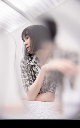 Sau khi tốt nghiệp cấp 3, Hải Tú đã có 4 năm du học ở nước Pháp với chuyên ngành Sinh học và Sinh thái học.