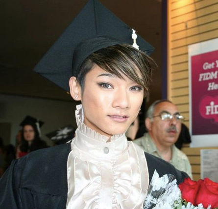 Bella Snow (33 tuổi), sinh ra ở Đà Lạt, từng lớn lên với hình hài là một cậu con trai với cái tên Minh Thịnh. Từ nhỏ anh chàng đã rất khéo tay, trong hình hài một cậu bé nhưng Bella lại yêu thích hoạt động thêu thùa, may vá, cậu bé còn thích làm đẹp và trang điểm.