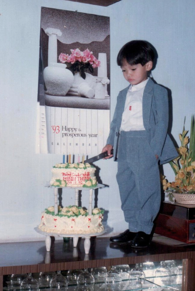 Thấy con trai như vậy, mẹ của Bella ban đầu không quá bận tâm. Vì Bella có chị gái nên mẹ nghĩ rằng cậu bé có sở thích ảnh hưởng từ chị của mình.