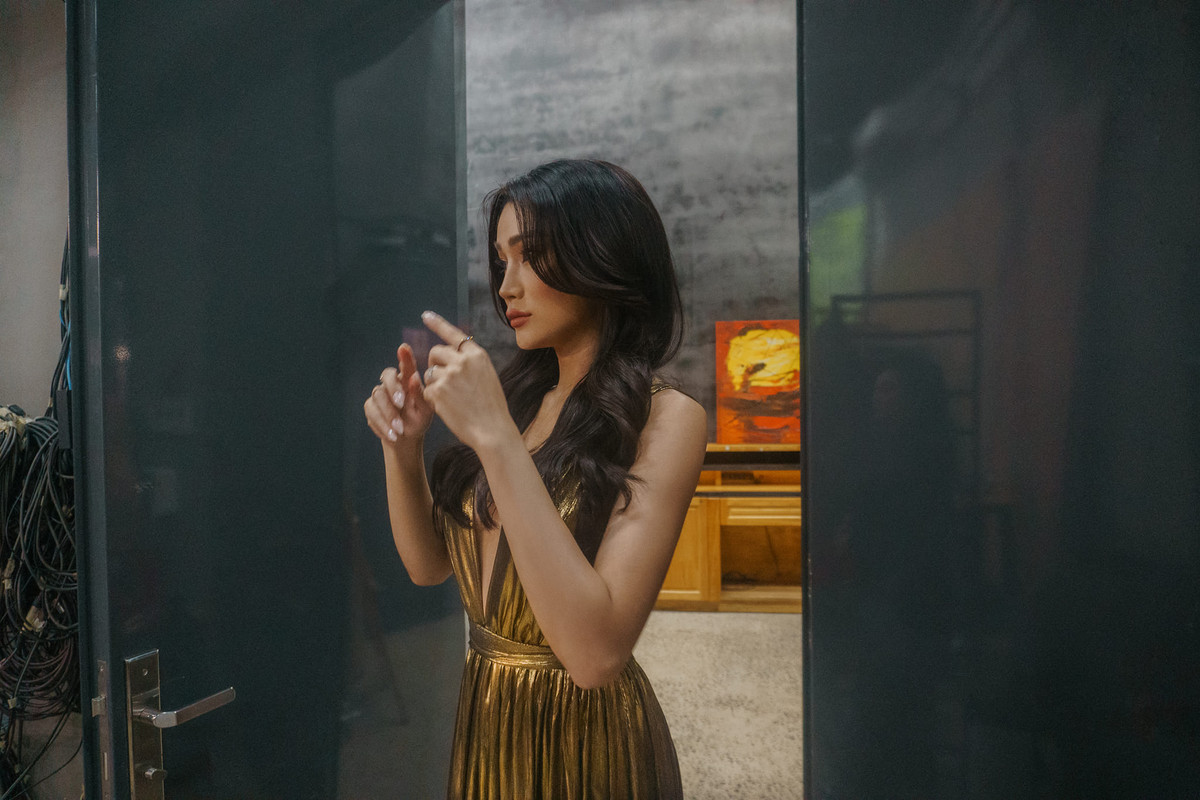 Sau khi chia tay người bạn trai đầu, Bella đã quyết định thay đổi bản thân. Cô nàng đến gặp bác sĩ tâm lý và quyết định tiêm hormone nữ: "Lần đầu tiêm hormone, mình rất hồi hộp, mong chờ, không biết chừng nào mình mới được đẹp. Một thời gian sau thì mình phẫu thuật chuyển giới”.