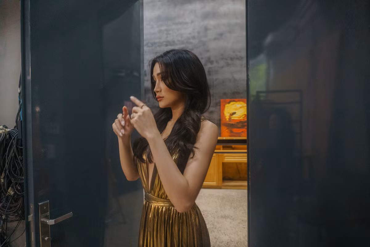 Sau khi chia tay người bạn trai đầu, Bella đã quyết định thay đổi bản thân. Cô nàng đến gặp bác sĩ tâm lý và quyết định tiêm hormone nữ: "Lần đầu tiêm hormone, mình rất hồi hộp, mong chờ, không biết chừng nào mình mới được đẹp. Một thời gian sau thì mình phẫu thuật chuyển giới”.