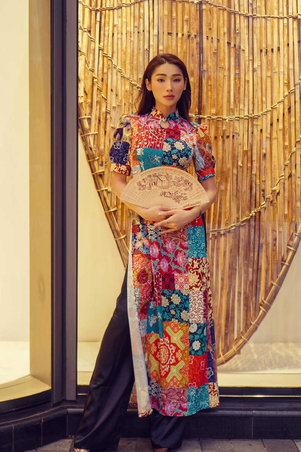 Khi còn bé, chính bố là người khiến cho Bella tổn thương khi chỉ trích cô nàng và mẹ. “Sinh con kiểu gì mà kỳ cục quá. Con trai không ra con trai, con gái không ra con gái. Bà nhìn xem có được không? Tôi không thích”, đó là lời mà bố của Bella Snow từng nói với mẹ của cô. Và mãi cho đến sau này, ông mới hiểu và chấp nhận sự lựa chọn của con mình.