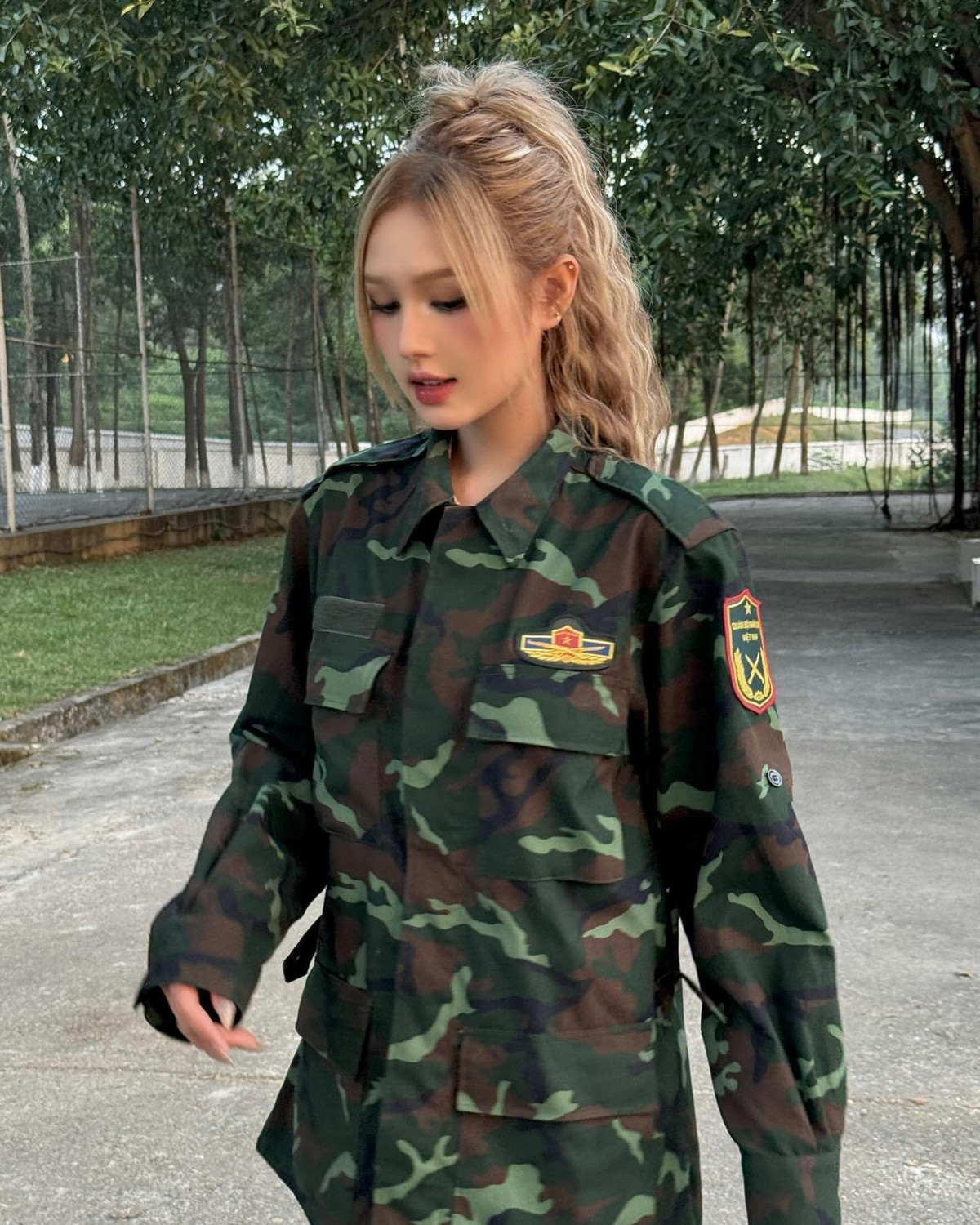Không chỉ vào vai con tin trong tập mới nhất của Sao Nhập Ngũ 2024, trên trang cá nhân Xoài Non còn chia sẻ những bức ảnh mặc quân phục vô cùng xinh đẹp.