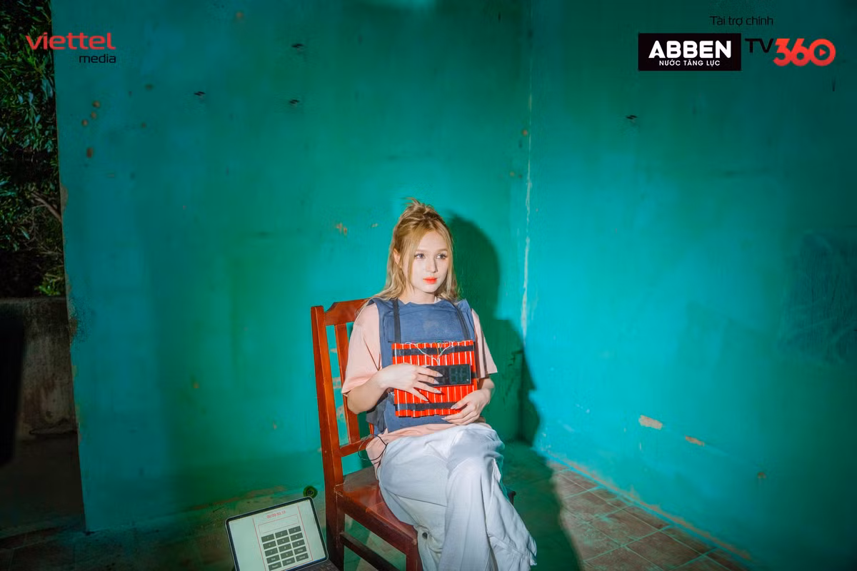 "Xoài Non đẹp dữ thần luôn", "Con tin gì mà cười đáng yêu quá", "Vợ đẹp sao không ưu tiên cứu nhỉ?"... là những bình luận dưới những bức ảnh mới của hot girl sinh năm 2002.