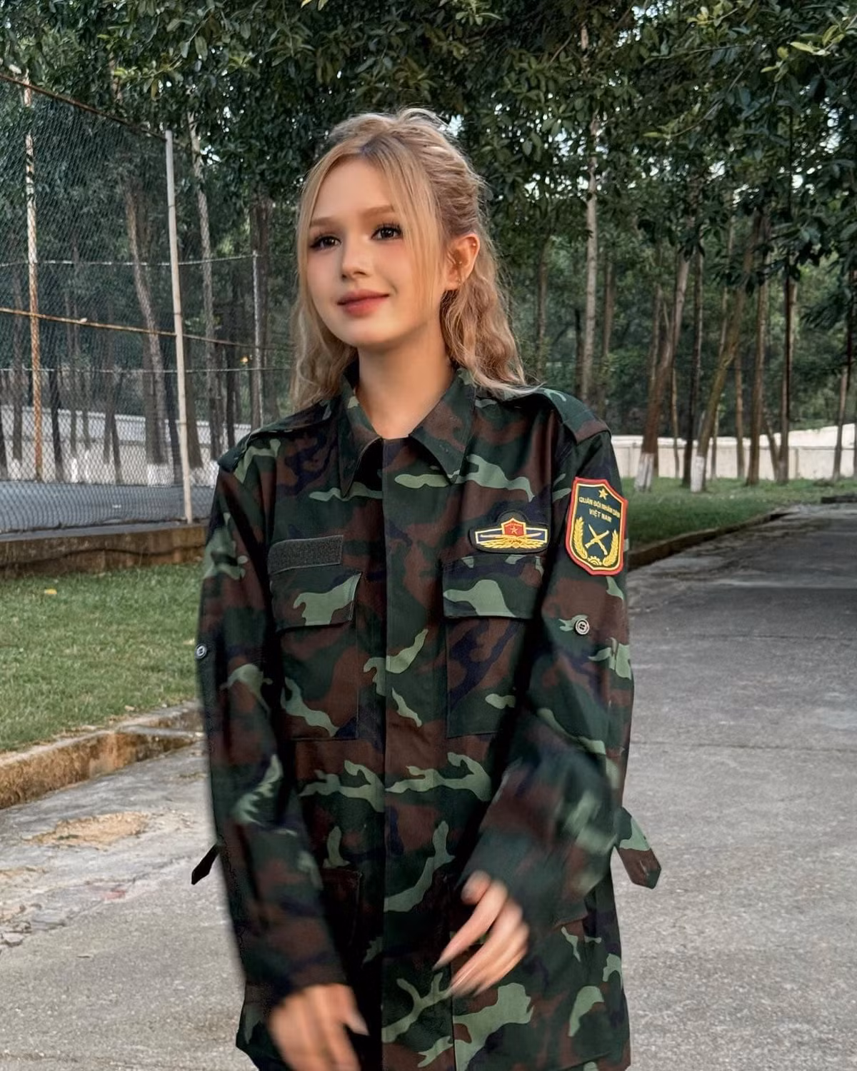 Đặc biệt, người đóng vai con tin lại là hot girl Xoài Non - vợ Xemesis, khách mời đặc biệt trong chương trình.