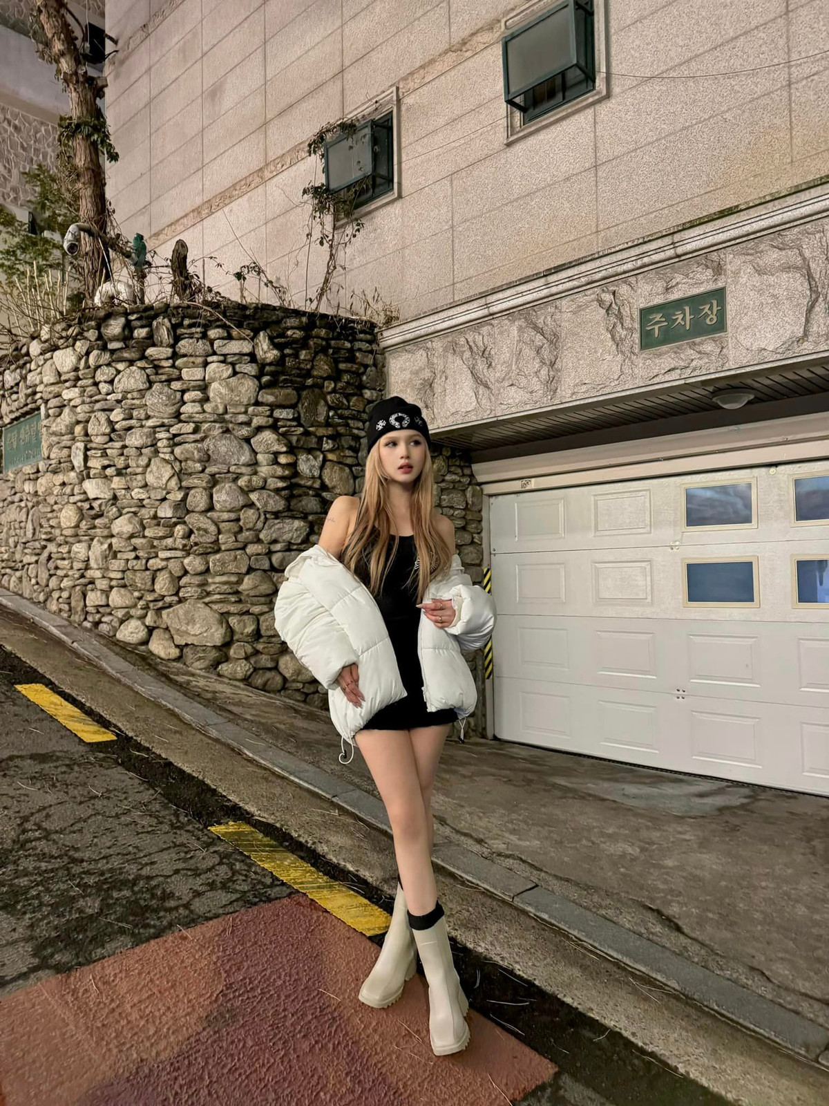 Xoài Non sở hữu gương mặt với nét lai tây, được nhiều người ví như búp bê barbie