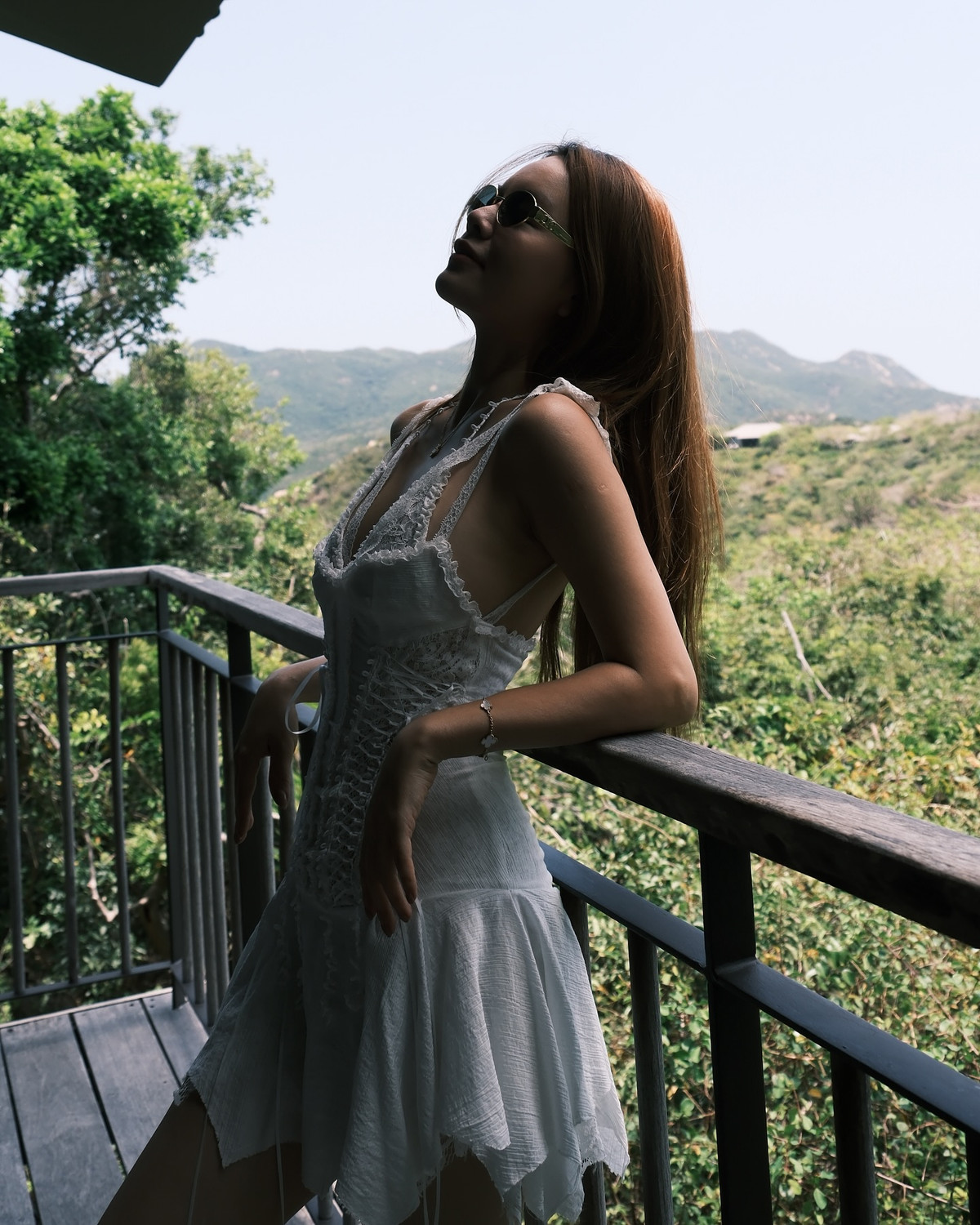 Phạm Quỳnh Anh, sinh năm 1984, từng là thành viên của nhóm nhạc đình đám Sắc Màu và H.A.T. Sau khi nhóm tan rã, nữ ca sĩ bắt đầu hoạt động solo.