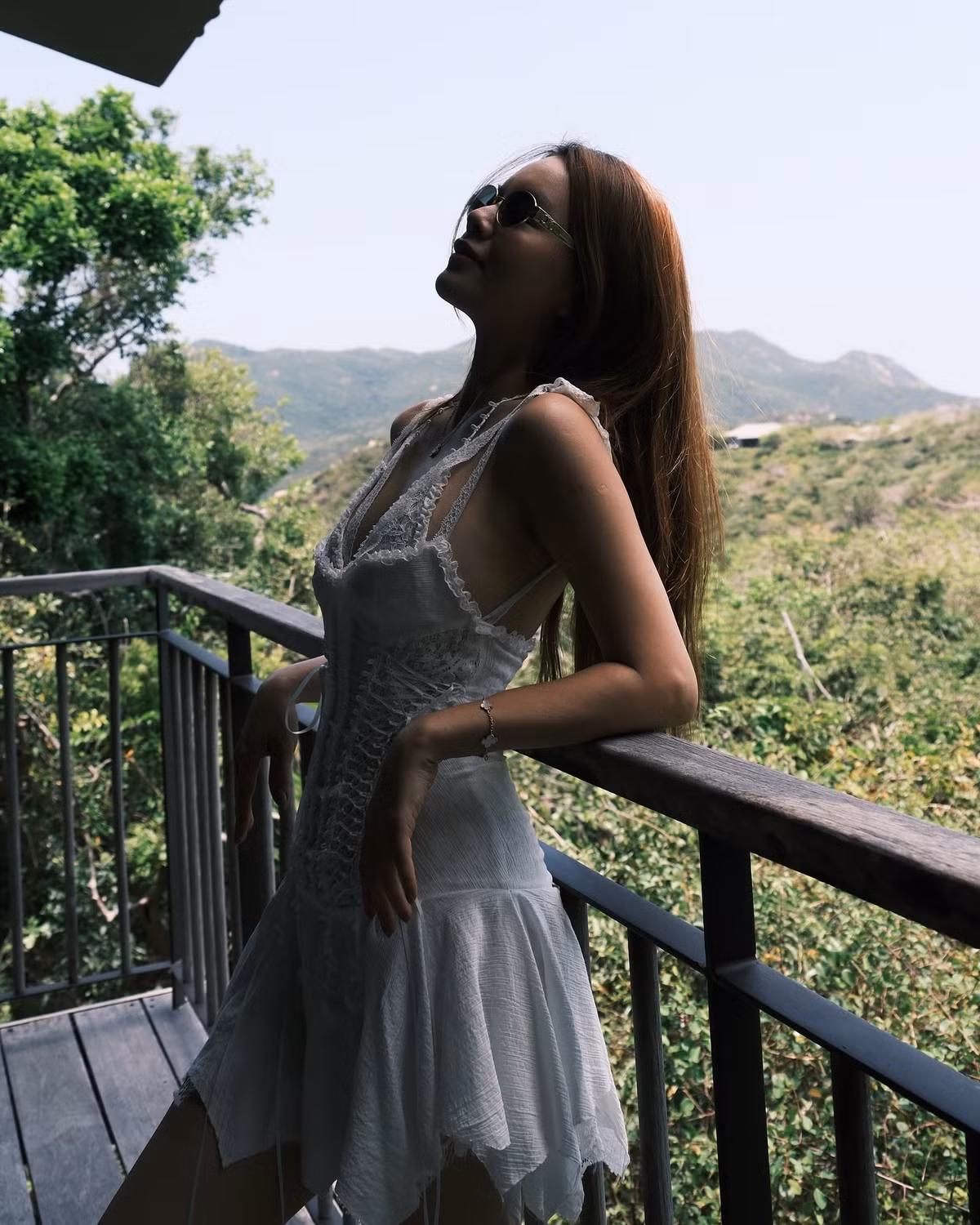 Phạm Quỳnh Anh, sinh năm 1984, từng là thành viên của nhóm nhạc đình đám Sắc Màu và H.A.T. Sau khi nhóm tan rã, nữ ca sĩ bắt đầu hoạt động solo.