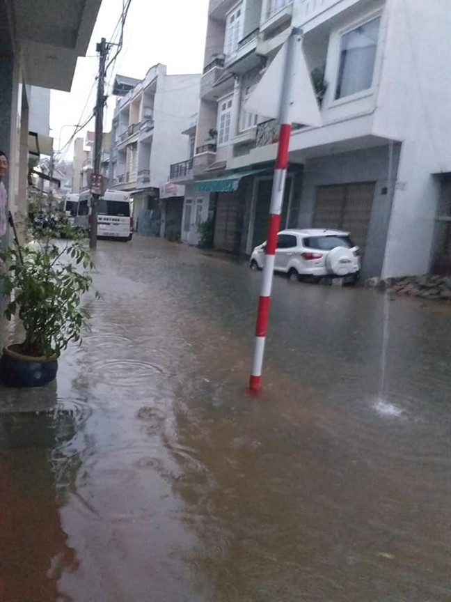 Một góc phố tại Đà Lạt mực nước dâng cao khiến mọi hoạt động bị đình trệ.