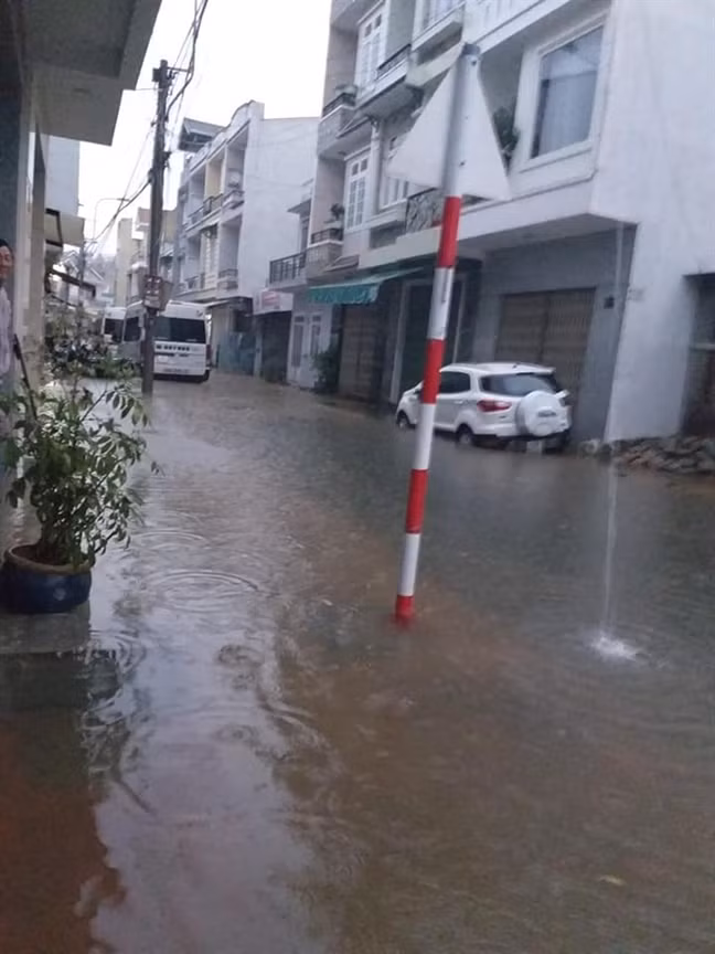 Một góc phố tại Đà Lạt mực nước dâng cao khiến mọi hoạt động bị đình trệ.