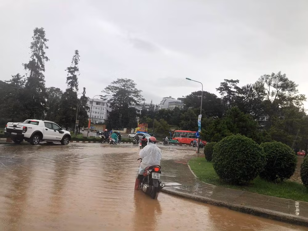 Chứng kiến cảnh Đà Lạt ngập nước, không ít cư dân mạng buồn bã cho biết phải hủy chuyến đi vì mưa lớn và ngập nặng.