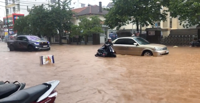 Đối với các du khách, nếu có ý định đi Đà Lạt vào khoảng thời gian này cần trang bị đủ áo mưa, ô dù để đề phòng những cơn mưa bất ngờ ập tới.