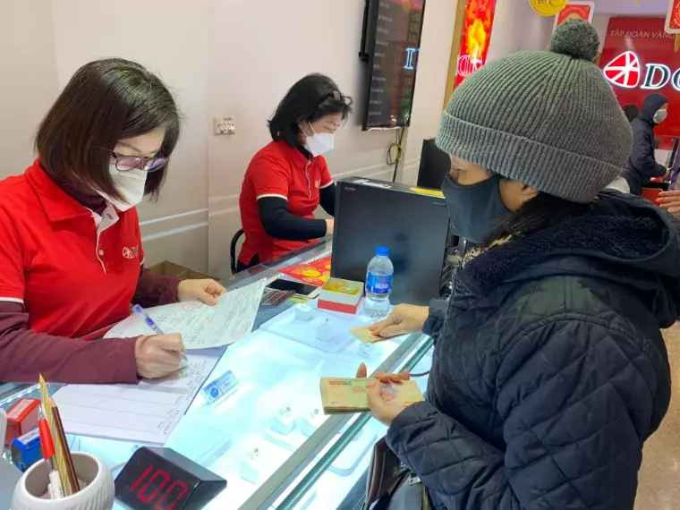 Gia vang hom nay 7/4: USD tang dung dung, vang chao dao