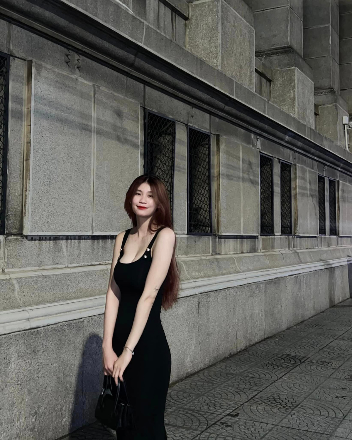 Như Tuyền năm nay mới 20 tuổi, sau khi giải nghệ cựu cầu thủ quan tâm nhiều hơn đến việc chăm chút ngoại hình