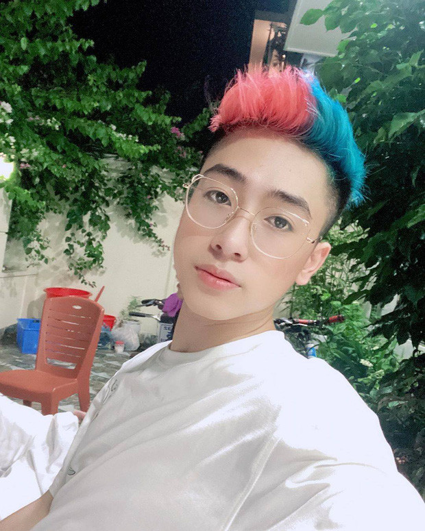 Nổi tiếng từ khoảng 2 năm về trước với Lê Bảo (SN 2001, Nam Định) là một trong những nhân vật có tiếng tăm trên cõi mạng, từng đóng MV chung với Linh Ka. Sau thời gian im ắng, anh chàng hot boy quay sang trở thành hot TikToker với con số 2,1 triệu followers,