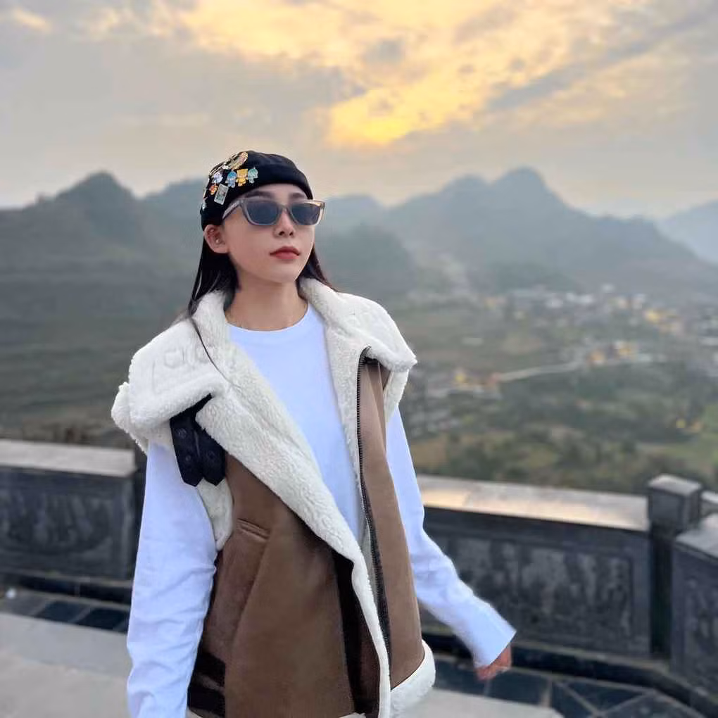 Các trang phục do "hot girl làng bắn súng Việt Nam" lựa chọn có thiết kế đơn giản, ít họa tiết và thường được nhấn nhá thêm bằng nhiều phụ kiện lạ mắt