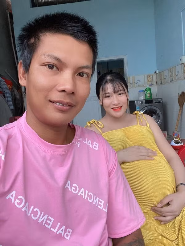 Buổi lễ ăn hỏi và đám cưới của 2 người được tổ chức khá đơn giản, tất cả đều do đích thân chàng YouTuber sinh năm 1994 tự chuẩn bị.