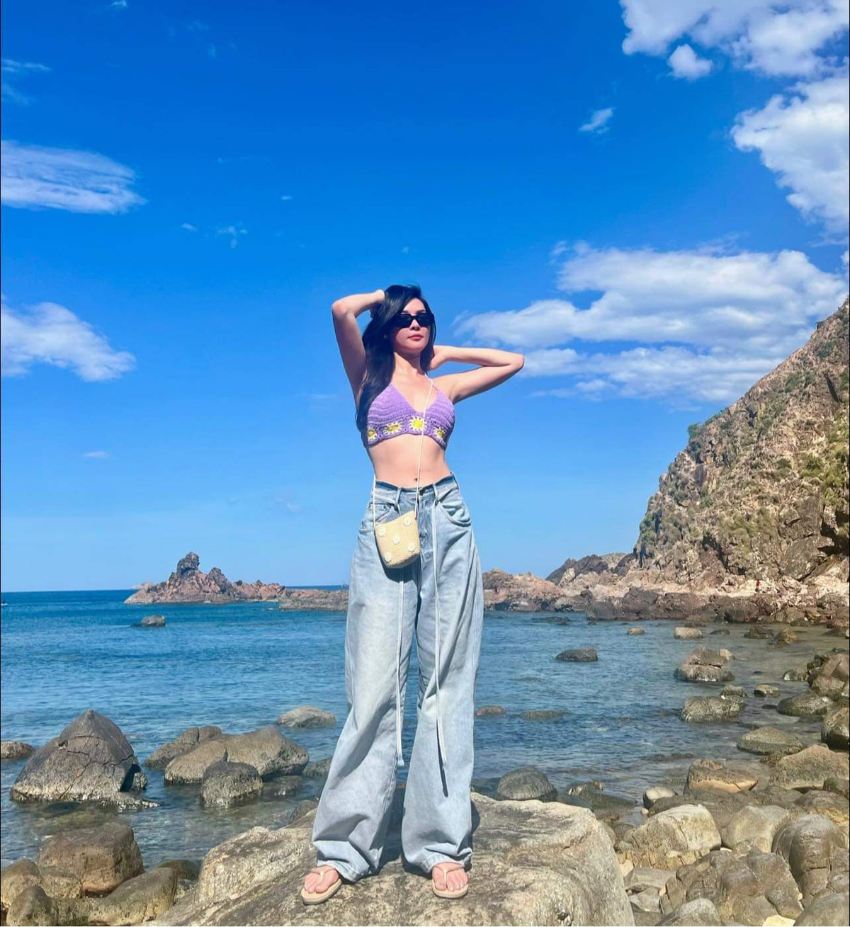 Với style này, Vũ Thanh Quỳnh khoe triệt để vòng eo với mũi bụng của mình khiến ai ngắm cũng phải si mê.