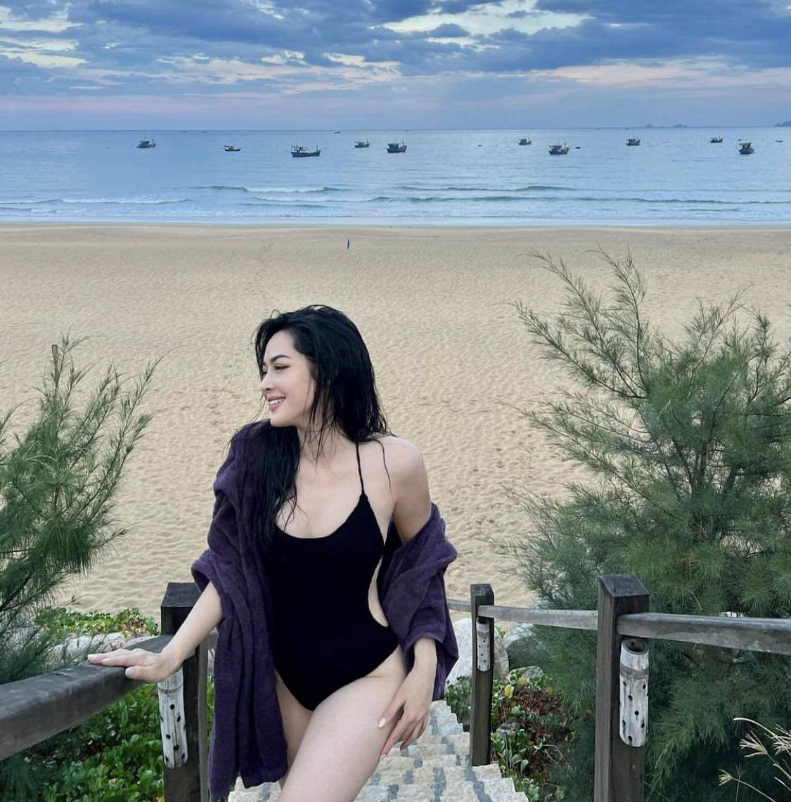 Đúng với phong thái đi biển, Vũ Thanh Quỳnh diện bộ bikini liền màu đen khoe vóc dáng và làn da trắng nõn nà.