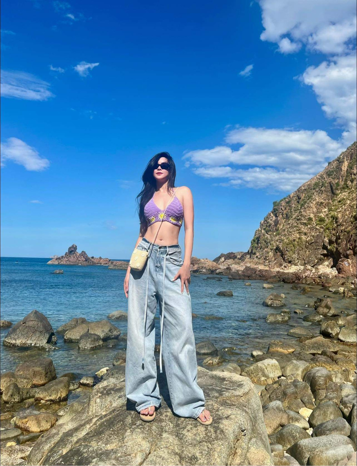 Bên cạnh khoe ảnh mặc bikini, hot girl gốc Nam Định cũng thử sức với style thời trang phóng khoáng khắc với chiếc áo ngực từ len móc và chiếc quần jean ống rộng.