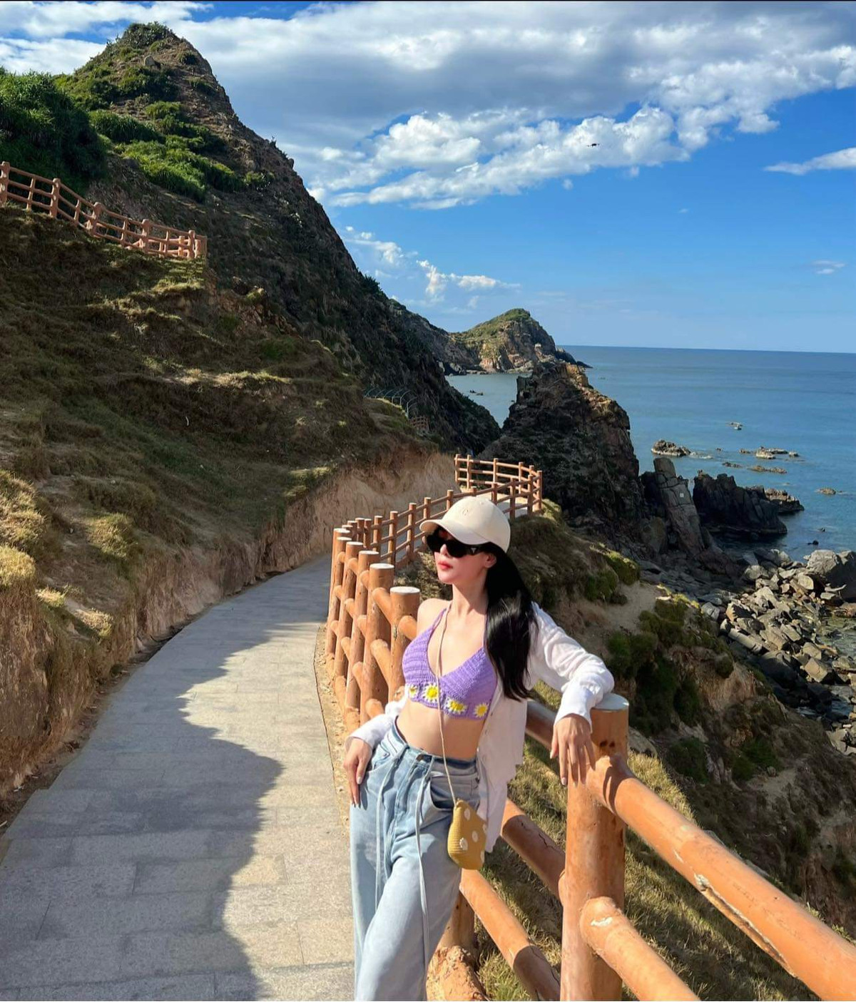 Được biết những bức ảnh đi biển của Vũ Thanh Quỳnh được thực hiện tại Quy Nhơn, một trong những bãi biển đẹp nhất nhì Việt Nam ở thời điểm hiện tại.