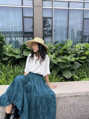 Misoa Kim Anh nở nụ cười rạng rỡ thể hiện tâm trạng khá vui vẻ, đồng thời cô còn nói thêm: "Một chút nắng chiều nay".