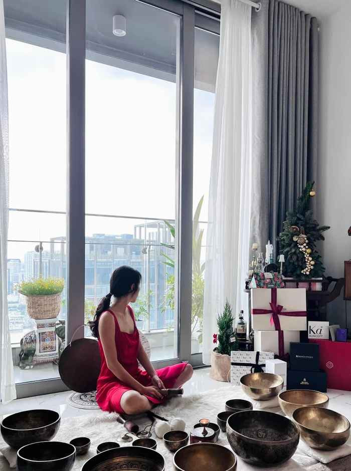 MC Misoa Kim Anh chia sẻ: "Trải qua một sự việc đáng buồn như vậy, ai cũng là người mất mát. Có thứ theo thời gian sẽ khôi phục. Và có cả những thứ mãi mãi ko bao giờ còn tìm lại được nữa! Nó trở thành một bài học lớn về cái tôi trong cách yêu thương và điều tiết cảm xúc. Thay vì cứ quanh quẩn rồi mắc kẹt trong những dòng suy nghĩ tiêu cực, mình đã nhận ra rất rõ ràng rằng, ko có việc gì quan trọng hơn chính là phải chữa lành cho chính mình ở hiện tại".