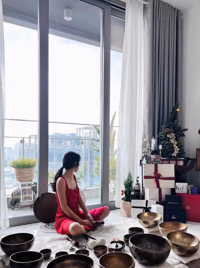 MC Misoa Kim Anh chia sẻ: "Trải qua một sự việc đáng buồn như vậy, ai cũng là người mất mát. Có thứ theo thời gian sẽ khôi phục. Và có cả những thứ mãi mãi ko bao giờ còn tìm lại được nữa! Nó trở thành một bài học lớn về cái tôi trong cách yêu thương và điều tiết cảm xúc. Thay vì cứ quanh quẩn rồi mắc kẹt trong những dòng suy nghĩ tiêu cực, mình đã nhận ra rất rõ ràng rằng, ko có việc gì quan trọng hơn chính là phải chữa lành cho chính mình ở hiện tại".