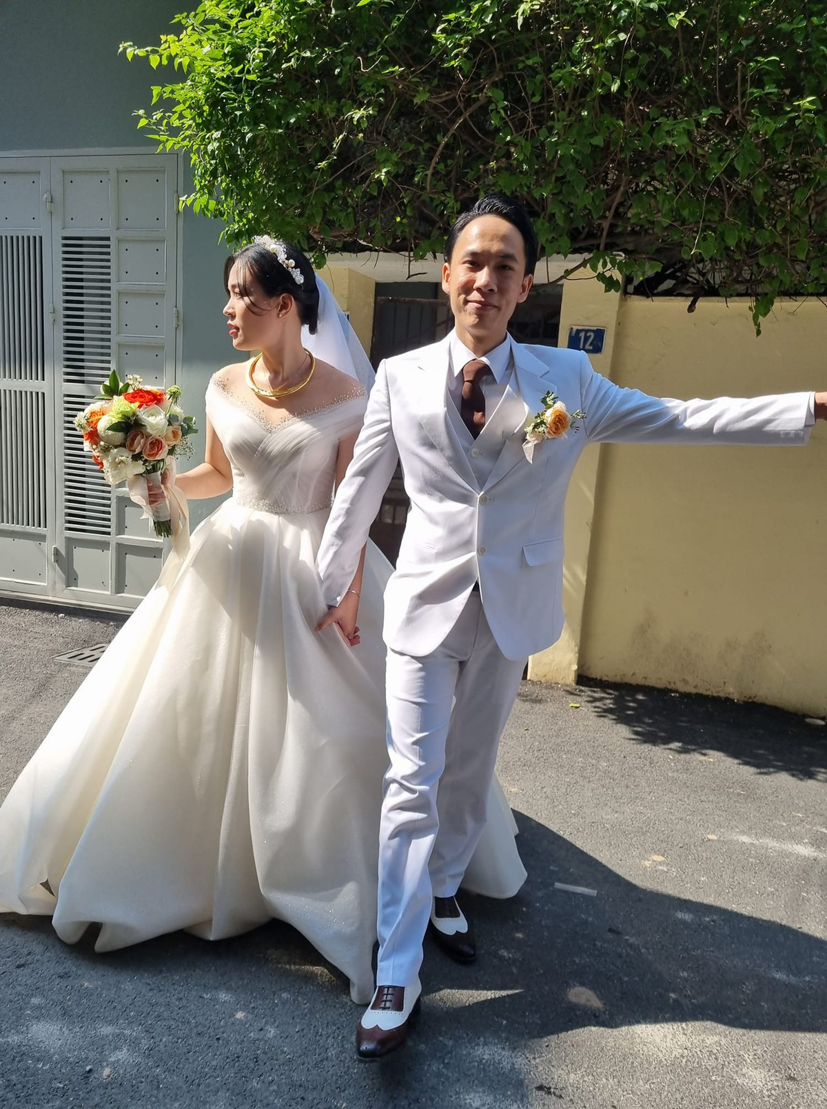 Trước đó, hiện tượng mạng này hồ hởi đăng tải hình ảnh "tự sướng" chụp cùng giấy đăng ký kết hôn của mình. Anh chàng còn đăng ảnh nắm tay vợ và chia sẻ thêm: "Từ nay tôi đã có người. Có em đi đứng bên đời líu lo".