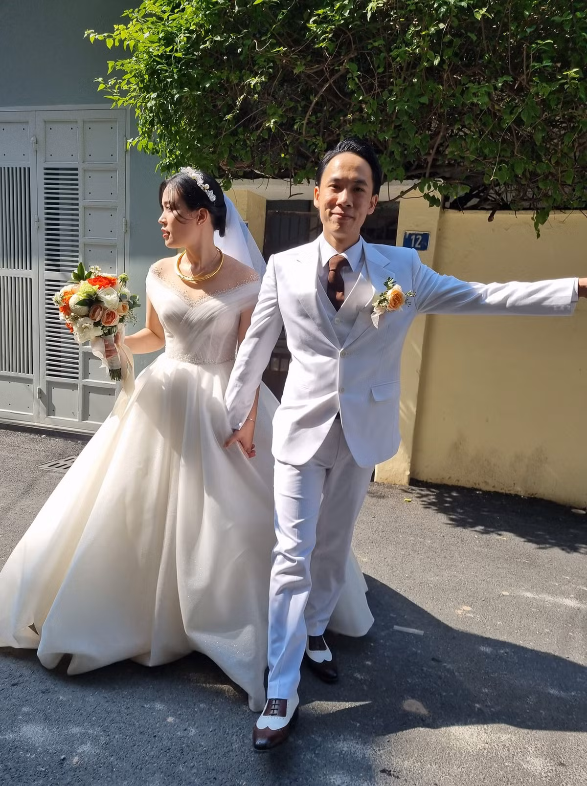 Trước đó, hiện tượng mạng này hồ hởi đăng tải hình ảnh "tự sướng" chụp cùng giấy đăng ký kết hôn của mình. Anh chàng còn đăng ảnh nắm tay vợ và chia sẻ thêm: "Từ nay tôi đã có người. Có em đi đứng bên đời líu lo".