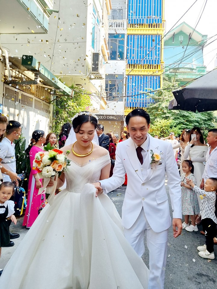 Hôm nay ngày 4/11, đám cưới của chú rể Việt Anh (sinh năm 1992, thành viên nhóm 1977 Vlog ) và cô dâu Nguyễn Thị Minh Phương (sinh năm 1996) chính thức diễn ra.