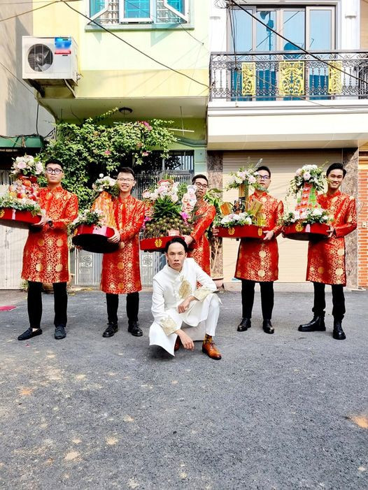 Trong ngày vui của mình, "Lão Hạc" Việt Anh diện vest trắng lịch lãm, trông anh rất phấn khởi, dường như không giấu được niềm vui khi trở thành "chồng người ta".