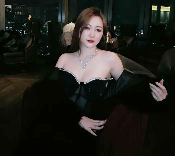 Lâm Anh nổi lên trên nền tảng xã hội nhờ sở hữu gương mặt xinh xắn, hình thể nóng bỏng và thường xuyên khoe cuộc sống sanh chảnh.