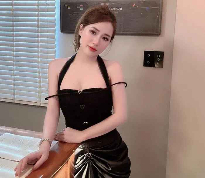 Không chỉ thu hút sự chú ý của cộng đồng mạng bởi gương mặt xinh đẹp, gái xinh 9X này còn gây ấn tượng bởi chiều cam 1m70 và số đo hình thể 83-63-93.