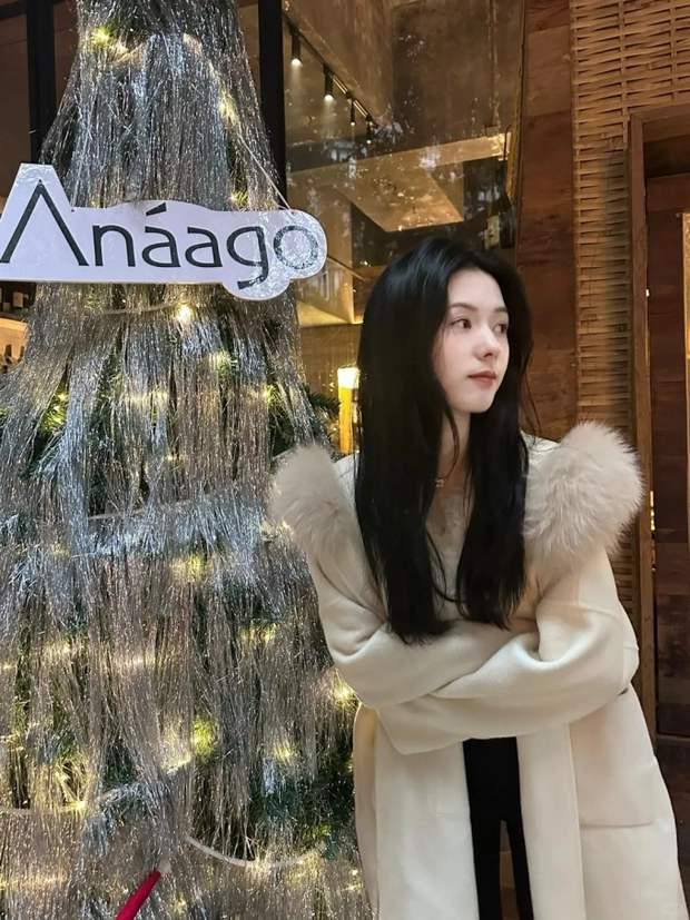 Xuất hiện trong clip gây bão mạng, cô giáo này gây ấn tượng với nhan sắc thanh tú, làn da trắng và dáng người mảnh khảnh.