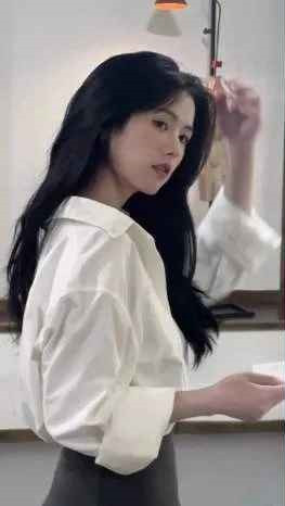 Bên dưới các bài đăng về cô Lý, không ít học sinh của cô đã vào PR cho người cô của mình trước cả khi netizen kịp "soi".