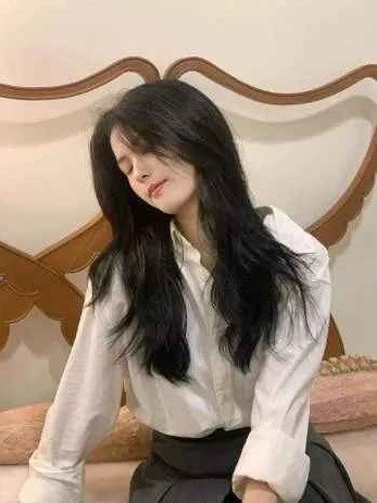 Nhiều học sinh cho hay ở trường, cô Lý là một trong những giáo viên có nhiều fan nhất bởi kiến thức chuyên môn sâu rộng và phương pháp giảng dạy hài hước. Trong các tiết học, cô luôn sử dụng những ví dụ sinh động, ngôn từ dễ hiểu để giải thích các kiến thức hóa học khô khan, khó nhằn, điều này khiến học sinh của cô ai cũng mê học Hóa.