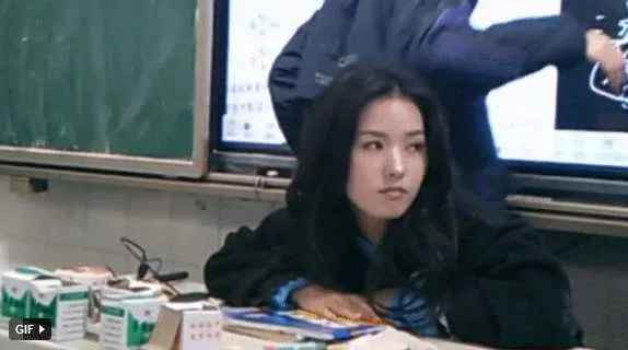 Nhiều netizen cho rằng cô giáo này sở hữu gương mặt với các đường nét giống rất nhiều người nổi tiếng, người thì nói cô giống Trương Bá Chi, người nói cô giống Lý Lệ Trân, cũng có người nói cô giống một số sao nữ trẻ như Tống Tổ Nhi, Dương Tử, Trần Đô Linh...