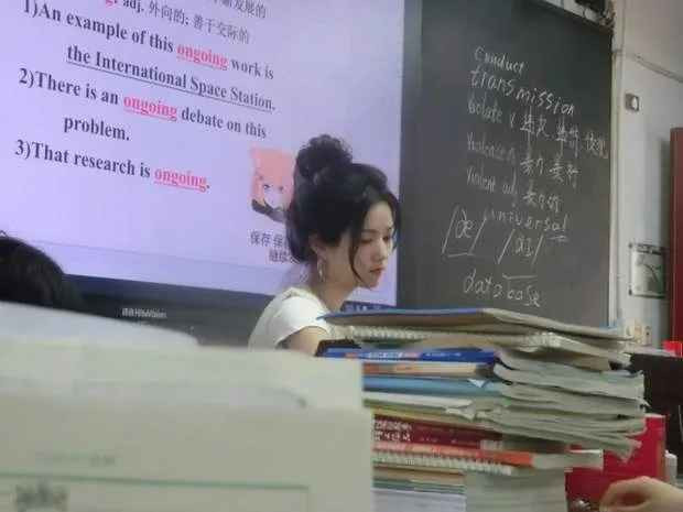 Nữ giáo viên bí ẩn này đã thu hút sự chú ý rộng rãi và các cuộc thảo luận sôi nổi, ngoại hình và tài năng của cô đã trở thành tâm điểm chú ý của cư dân mạng.