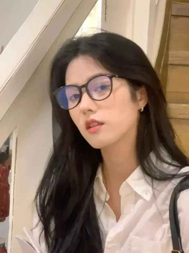 Không chỉ nổi bật về ngoại hình, cô Lý còn là một giáo viên được yêu mến với phong cách giảng dạy hiệu quả.