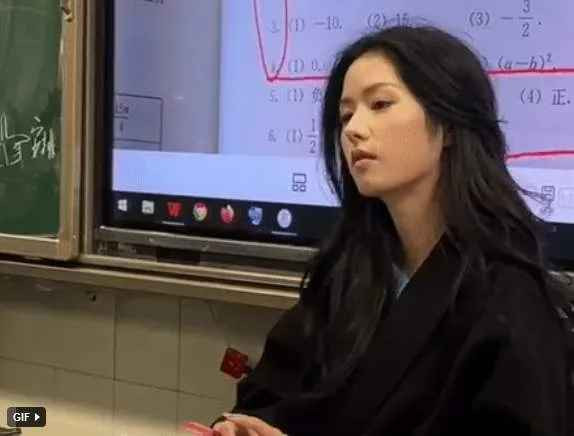 Theo tìm hiểu của netizen, cô giáo này mang họ Lý, là giáo viên Hóa học.