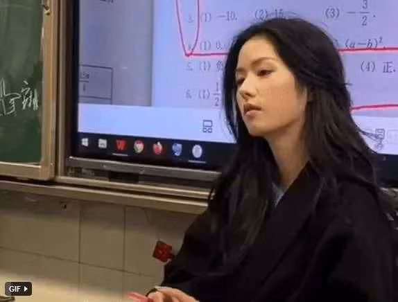 Theo tìm hiểu của netizen, cô giáo này mang họ Lý, là giáo viên Hóa học.