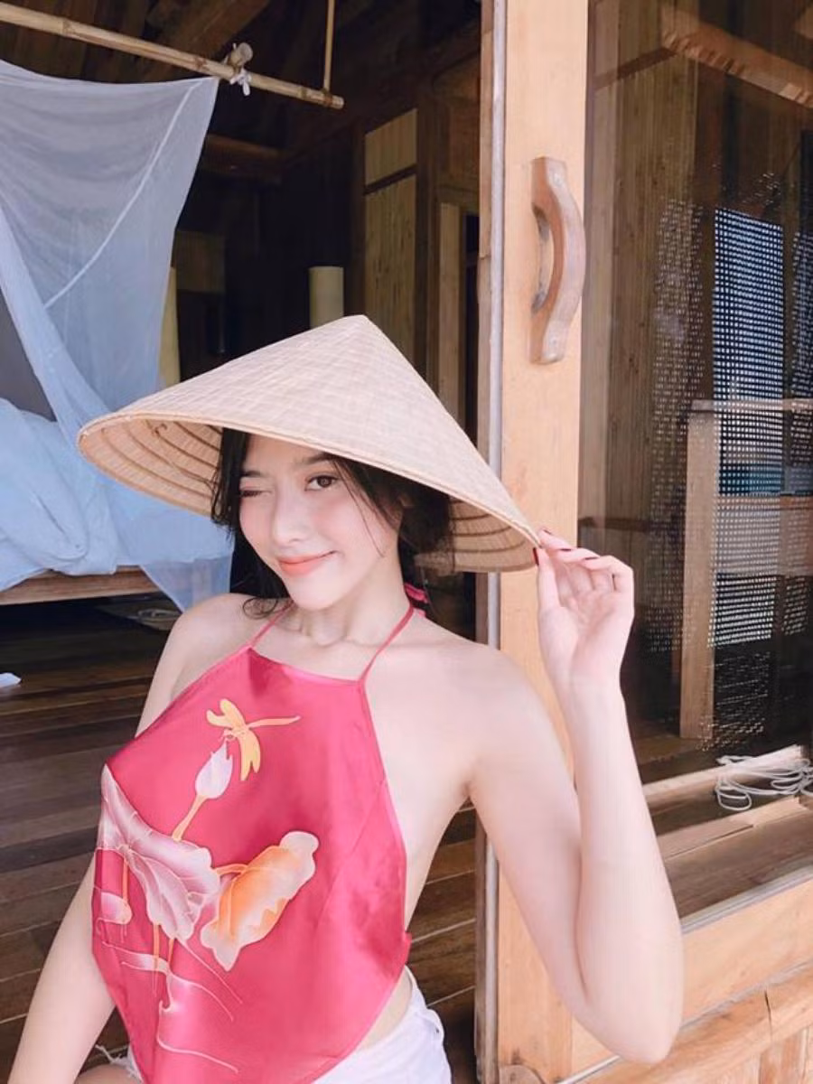 Dien vay xuyen thau di bien, hot girl ao yem gay nho