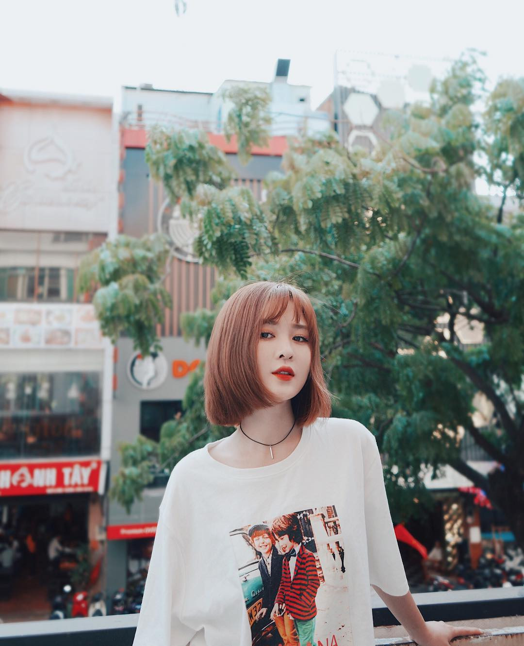 Ribi Sachi tên thật là Nguyễn Thị Thủy, tốt nghiệp ngành Quản lý giáo dục của ĐH Khoa học Xã hội Nhân văn (TP. HCM). Cô nàng từng tham gia đóng nhiều MV của các ca sĩ nổi tiếng.