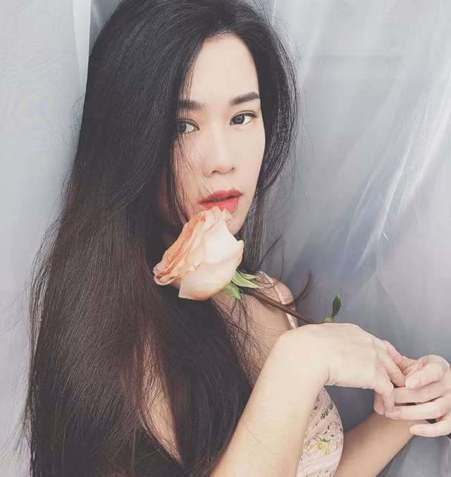 Sau một thời gian hoạt động mạnh trong lĩnh vực mẫu ảnh, Ngọc Thảo lấn sân sang các series hài ngắn Thích Ăn Phở cùng với Phở Đặc Biệt.