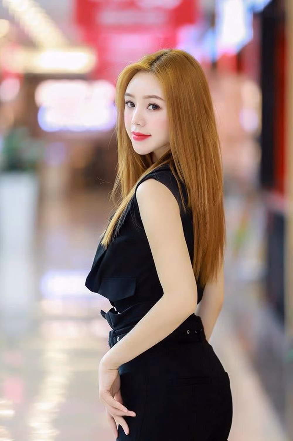 Với một vai diễn trong Quỳnh Búp Bê, Quỳnh Kool lập tức gây ấn tượng với vai Đào - em gái Lan Cave. Trong phim "Mẹ ơi bố đâu rồi?" (phim được Việt hóa từ "Last Man Standing" của kênh Fox), nhân vật của hot girl 9X này tự mình chụp ảnh khỏa thân để gửi cho bạn trai.